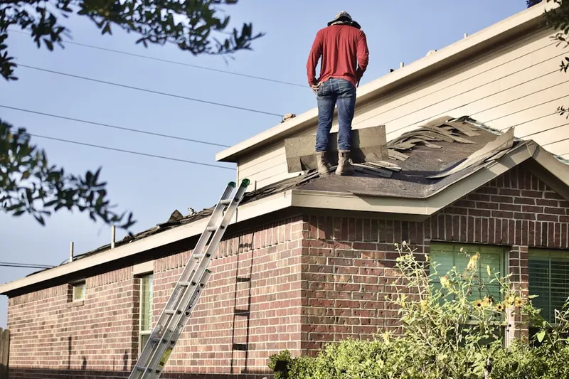 Professional roofer working on a residential roof in Copiague